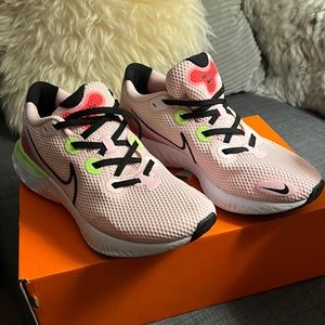 Women Nike renew
